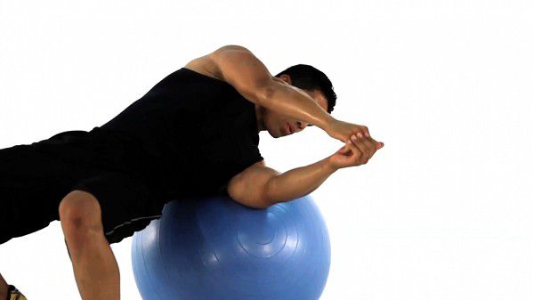 Bài tập cơ bụng 6 múi với bóng Stability Ball tại phòng tập gym Thể Hình Channel