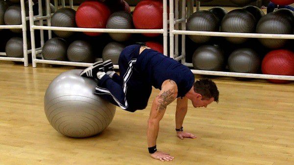 Bài tập cơ bụng 6 múi với bóng Stability Ball tại phòng tập gym Thể Hình Channel