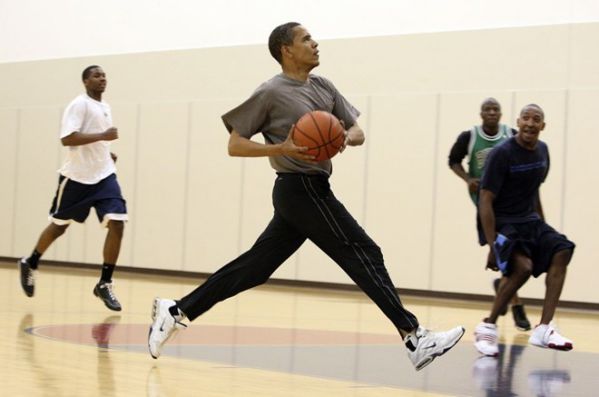 Bóng rổ, đạp xe đạp hay chạy bộ là những môn thể thao yêu thích của Tổng thống Obama để rèn luyện sức khỏe. Ảnh: Today.