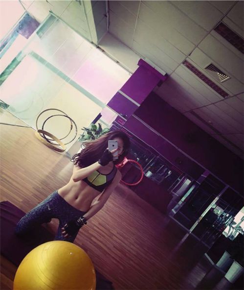 Rãnh bụng khiến nhiều người mê mẩn của “hot girl phòng gym” có vòng eo “chuẩn không cần chỉnh” 60cm - Linh Nguyễn (sinh năm 1993) đến từ Hà Nội. (Ảnh: Internet)