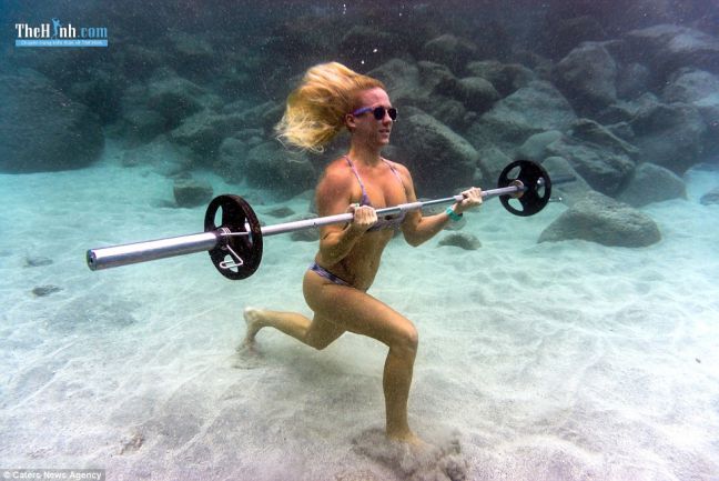 Thích thú với bộ ảnh tập gym nữ tập luyện ở…..dưới đáy biển