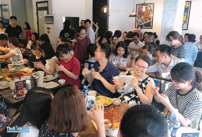 Dàn trai đẹp 6 múi làm phục vụ đồ nướng gây sốt tại Hà Nội