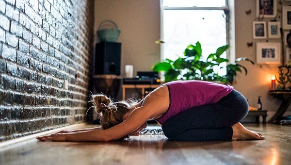 Tự học yoga tại nhà: 5 vấn đề mà ai cũng mắc phải và cách khắc phục
