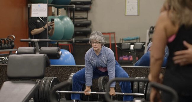Cụ bà 83 tuổi nâng tạ 170kg khiến các thanh niên hết hồn