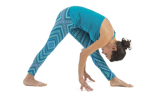 Hướng dẫn tập yoga tư thế Kim tự tháp - Intense side stretch (Parsvottanasana)