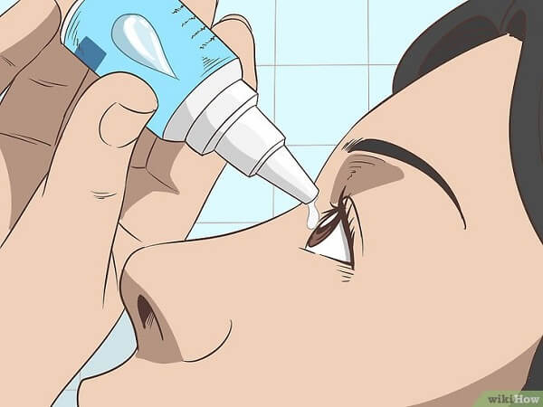 2. Rửa mắt bằng dung dịch nước muối 
