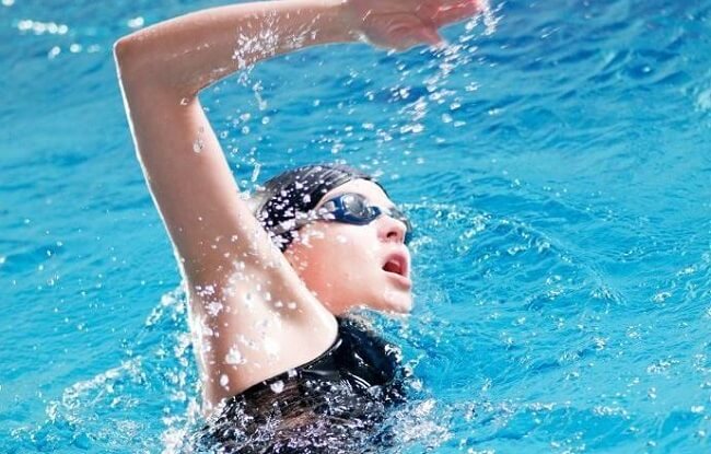 Thở trong khi bơi – Chúng ta nên thở như thế nào khi bơi ?