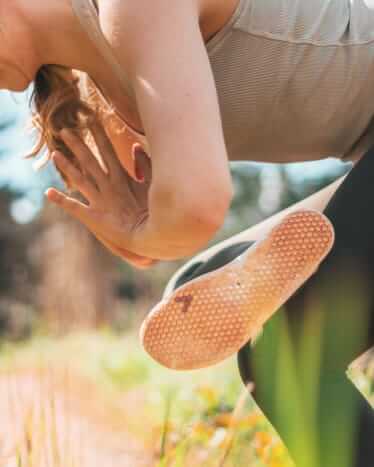 8 cách hỗ trợ sức khoẻ đôi chân mà Yogis có thể áp dụng