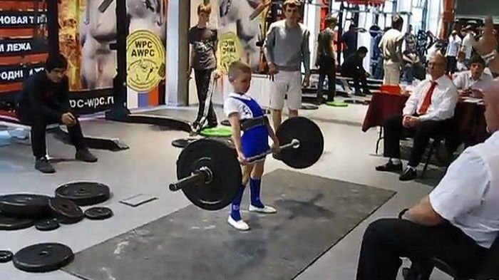 Sốc trước cậu bé khỏe nhất nước Nga: 11 tuổi nâng tạ 100kg như chơi