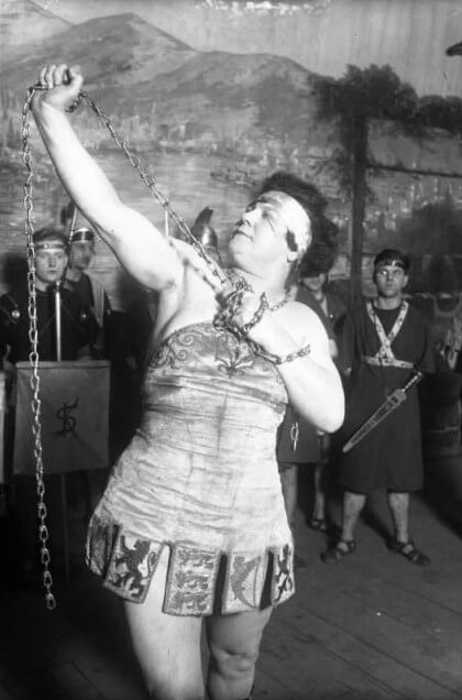 Sandrina, người được coi là người phụ nữ mạnh nhất thế giới, biểu diễn ở Berlin, xé rách sợi xích sắt 10 mm (0,4 inch).