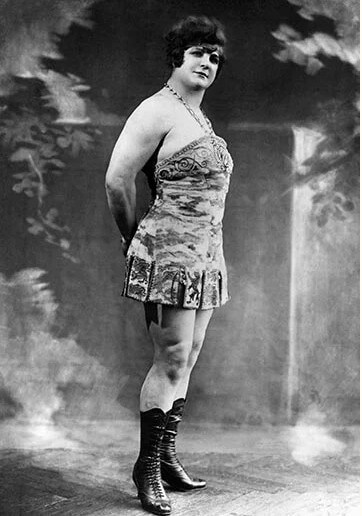 Sinh ra Kate Brumbach vào năm 1884, nghệ sĩ xiếc người Bavaria này đã di cư đến New York vào đầu những năm 1900. Cô đổi tên thành Katie Sandwina sau khi đánh bại Eugen Sandow, cha đẻ của thể hình hiện đại, trong một cuộc thi sức mạnh.