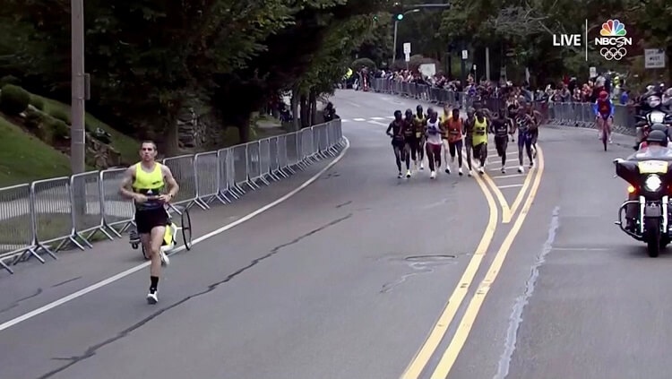 Runner vô danh khiến các VĐV Boston Marathon thấy choáng khi dẫn đầu 33km liên tục