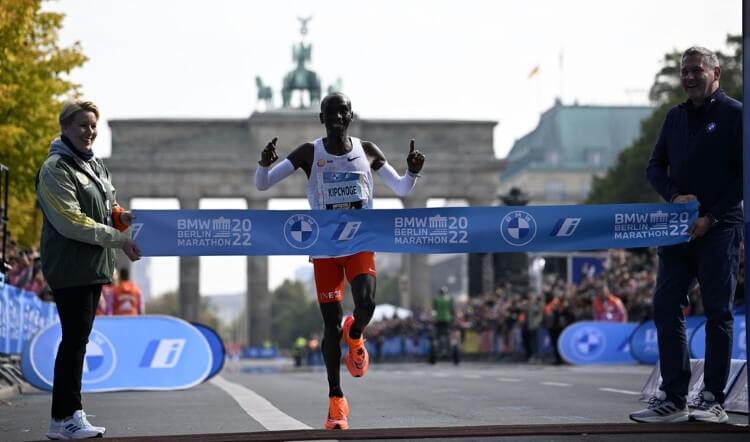 Eliud Kipchoge lại phá kỷ lục thế giới Marathon tại Berlin Marathon 2022