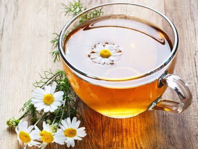 uống trà hoa cúc giúp dễ ngủ hơn