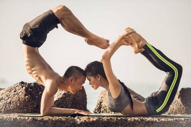 Bộ ảnh tập Yoga bên bãi biển siêu lãng mạn của cặp đôi 9x Thể Hình Channel