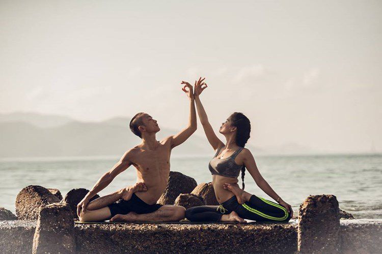 Bộ ảnh tập Yoga bên bãi biển siêu lãng mạn của cặp đôi 9x