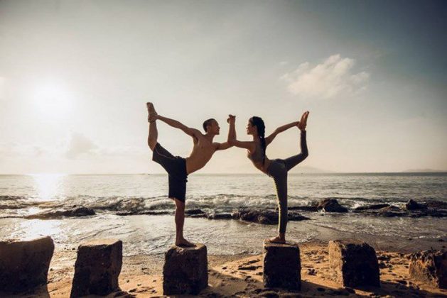 Bộ ảnh tập Yoga bên bãi biển siêu lãng mạn của cặp đôi 9x Thể Hình Channel