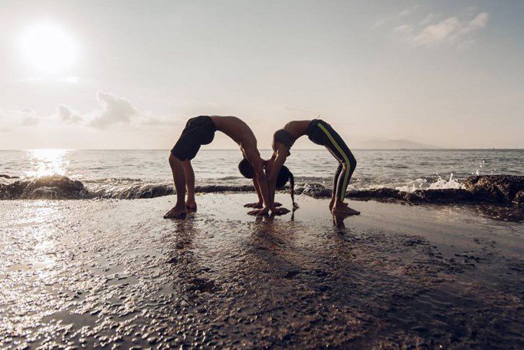Lướt sóng và thực hành Yoga đôi bên bãi biển, điều gì tuyệt vời hơn trong ngày nắng vàng rực rỡ? Họ tạo dáng độc đáo cùng tuyến đường biển dài và hoà mình vào thiên nhiên. Hãy bấm vào để cùng tận hưởng khoảnh khắc yên bình này.