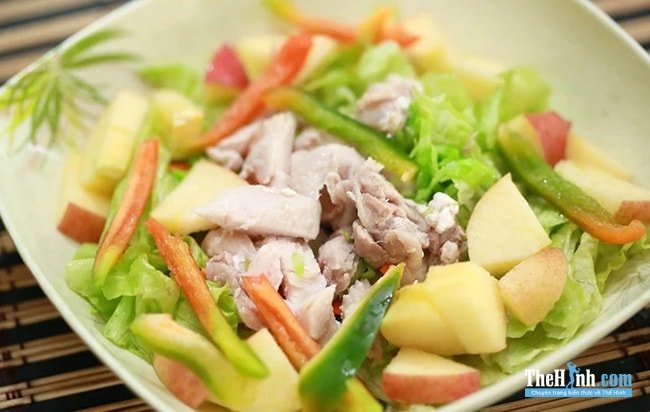 Tối nay ăn gì ? Món ngon với gà Salad táo đỏ để ăn giảm cân