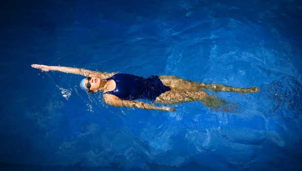 Hướng dẫn chi tiết 9 bước đơn giản giúp bạn tự học bơi ngửa