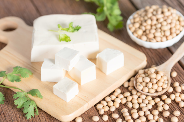 Đậu phụ được làm từ sữa đậu nành đông đặc ép thành khối trắng, chắc. Đó là một nguồn protein thực vật phổ biến, đặc biệt là trong chế độ ăn thuần chay.