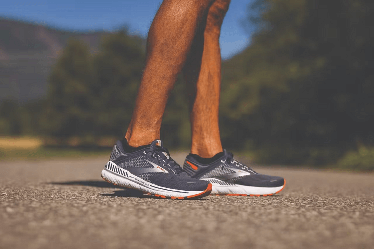 Đôi giày chạy Marathon tốt nhất cho người có đầu gối không tốt: Brooks Adrenaline GTS 22 Running Shoes