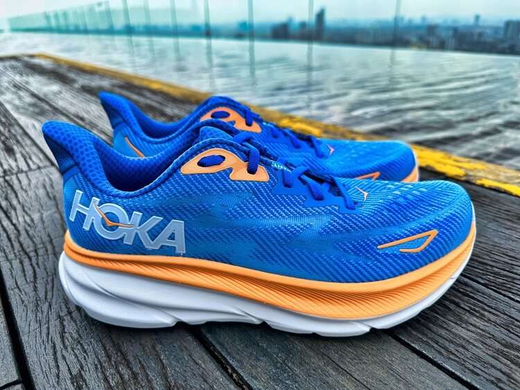 Giày chạy marathon tốt nhất cho nữ: Hoka Clifton 9
