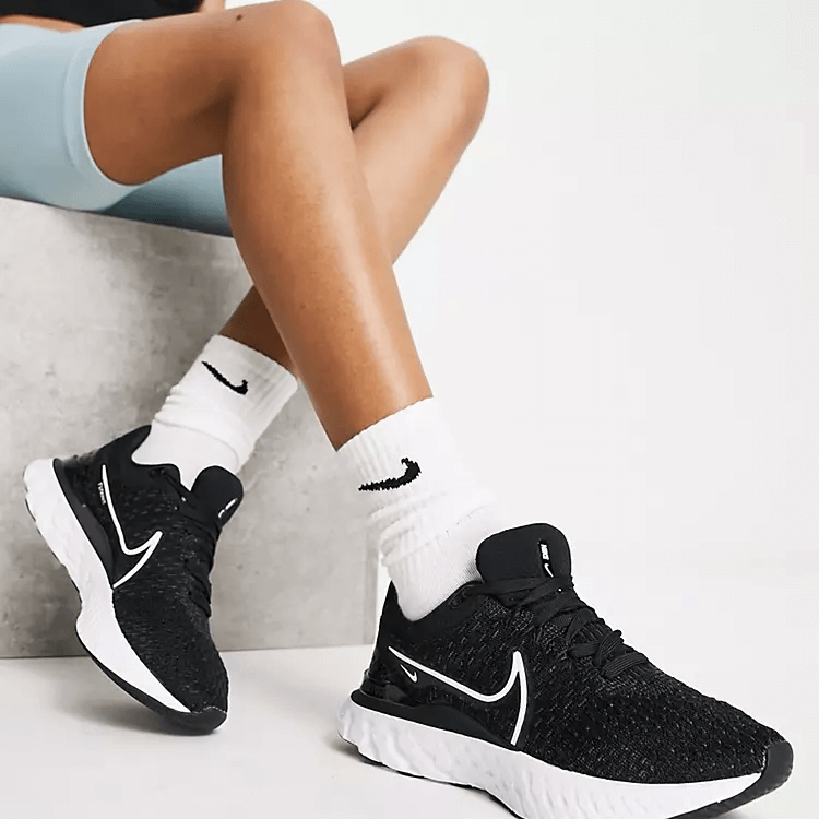 Tốt nhất cho người có bàn chân hẹp: Nike React Infinity Run Flyknit 3