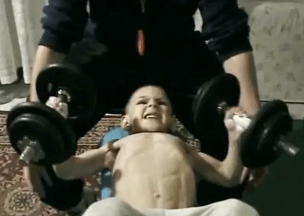 Hình ảnh cậu bé 5 tuổi "khỏe nhất thế giới" sau 14 năm khiến nhiều người bất ngờ