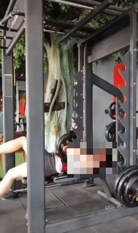 Thương tâm chàng trai Trung Quốc tử vong do bị tạ 100kg đè lên cổ khi Bench Press