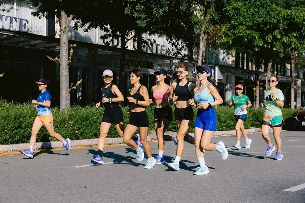 Hội người đẹp tự tin sải bước trong With Women We Run