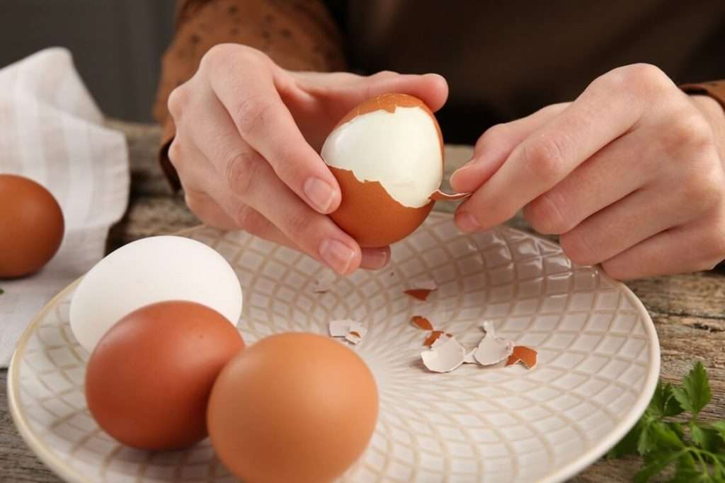 Cách bóc trứng luộc không nát! Mẹo nhỏ có thật được chứng mình từ thập niên 1960