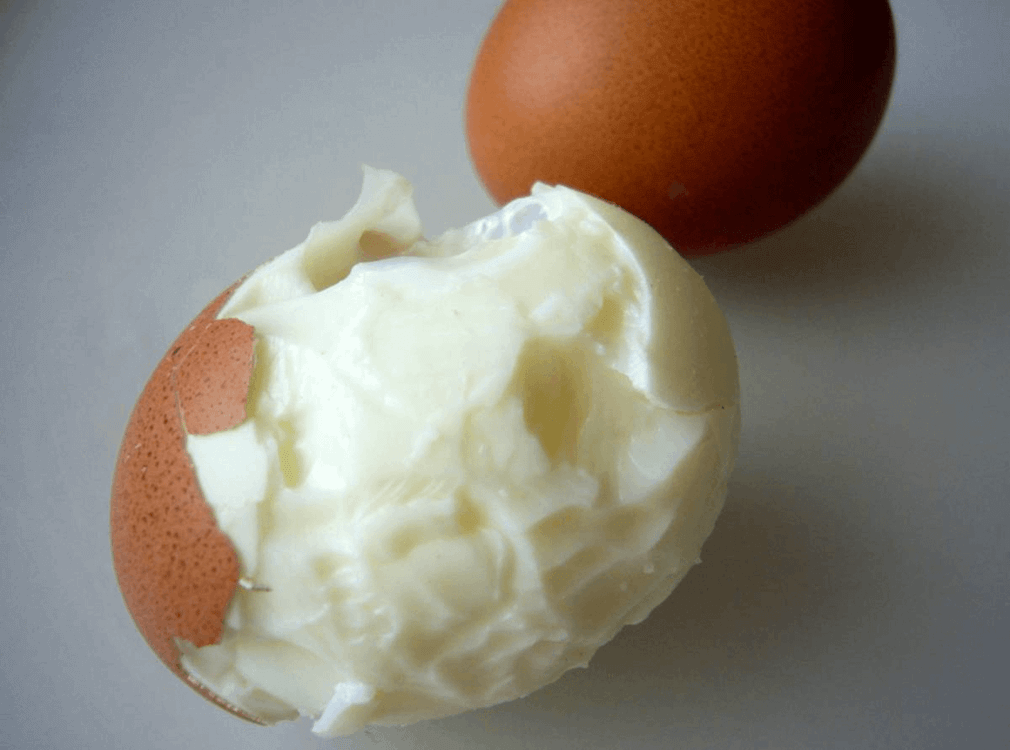 Cách bóc trứng luộc không nát! Mẹo nhỏ có thật được chứng mình từ thập niên 1960