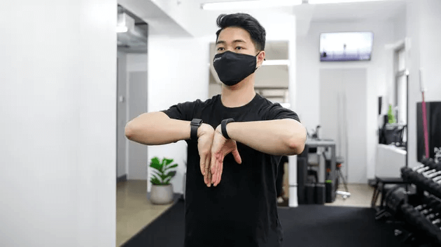 Bải tập giảm đau cổ tay Reverse Prayer Stretch 