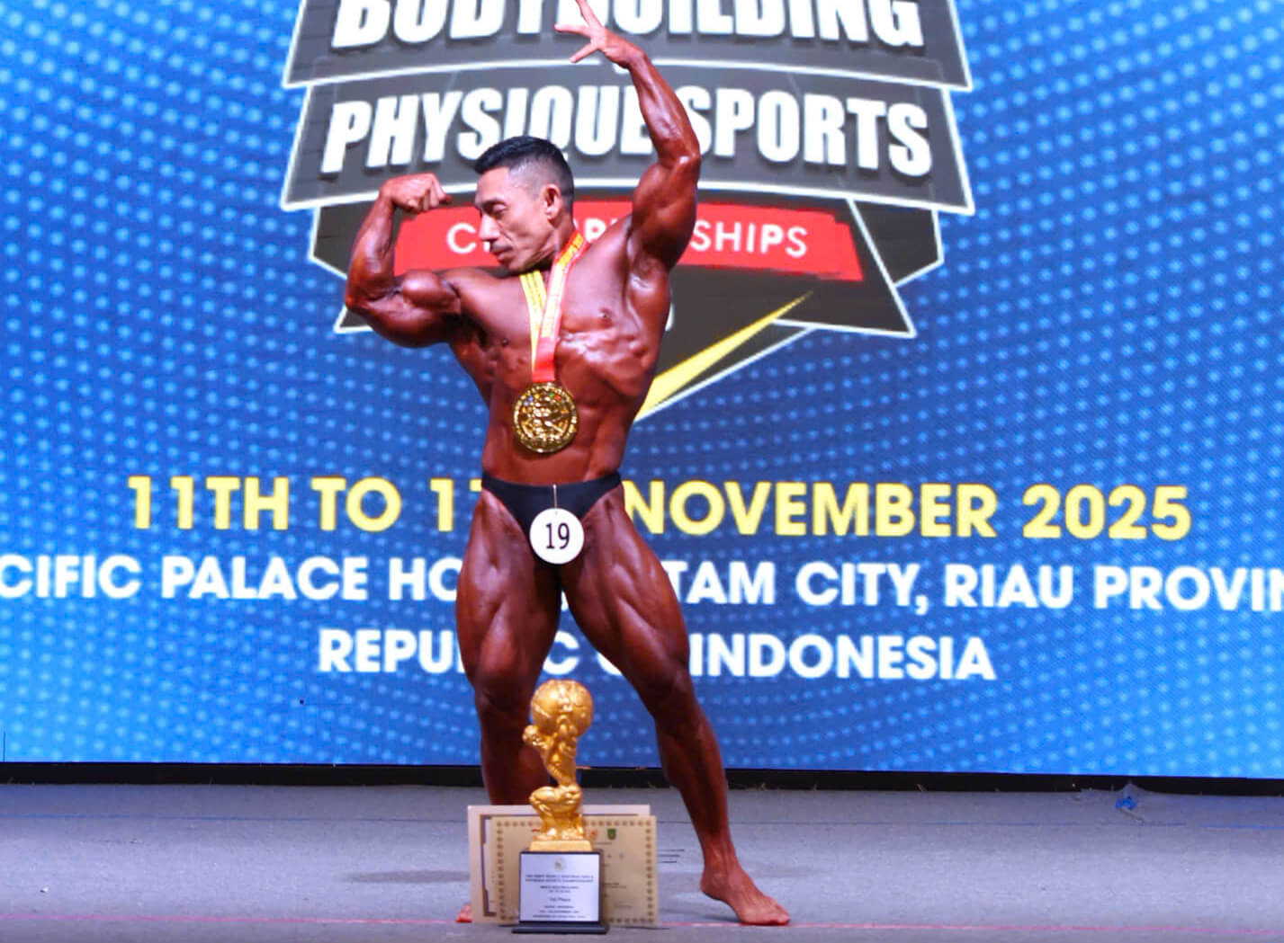 pham van mach vo dich the gioi llan thu 7 2 - Lực sĩ Phạm Văn Mách lần thứ 7 vô địch thể hình thế giới hạng cân 55kg Lực sĩ Phạm Văn Mách lần thứ 7 vô địch thể hình thế giới hạng cân 55kg