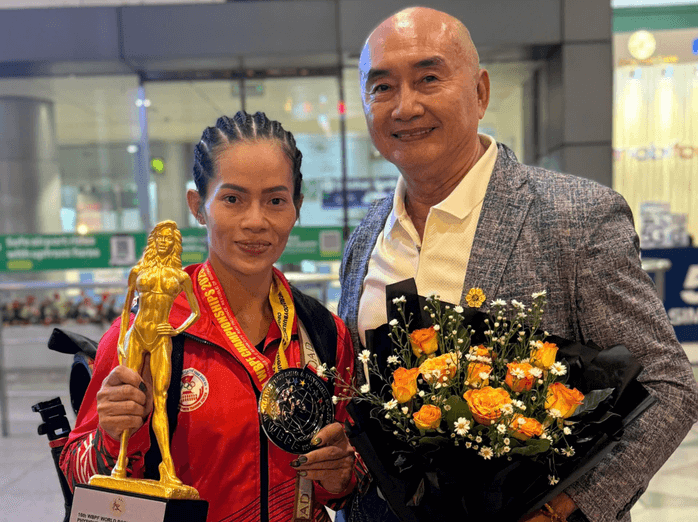 ng Huỳnh Ngọc Minh, PCT Liên đoàn Cử tạ - Thể hình Việt Nam, tặng hoa cho lực sĩ Đinh Kim Loan