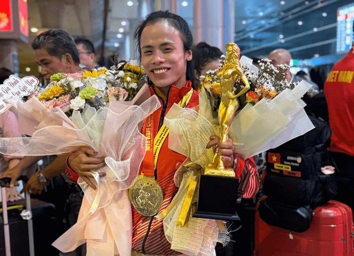 Lực sĩ Nguyễn Thị Kim Dung giành cú đúp HCV tại giải