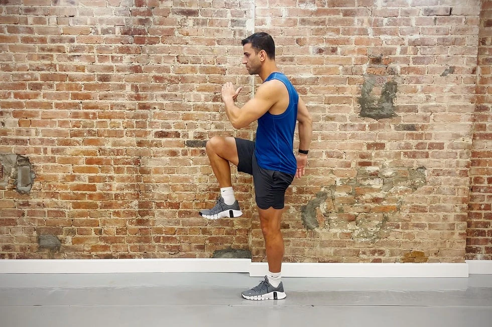 Reverse Lunge to Knee Drive - 8 Bài tập tăng sức mạnh cổ chân được chuyên gia đánh giá tốt nhất Reverse Lunge to Knee Drive