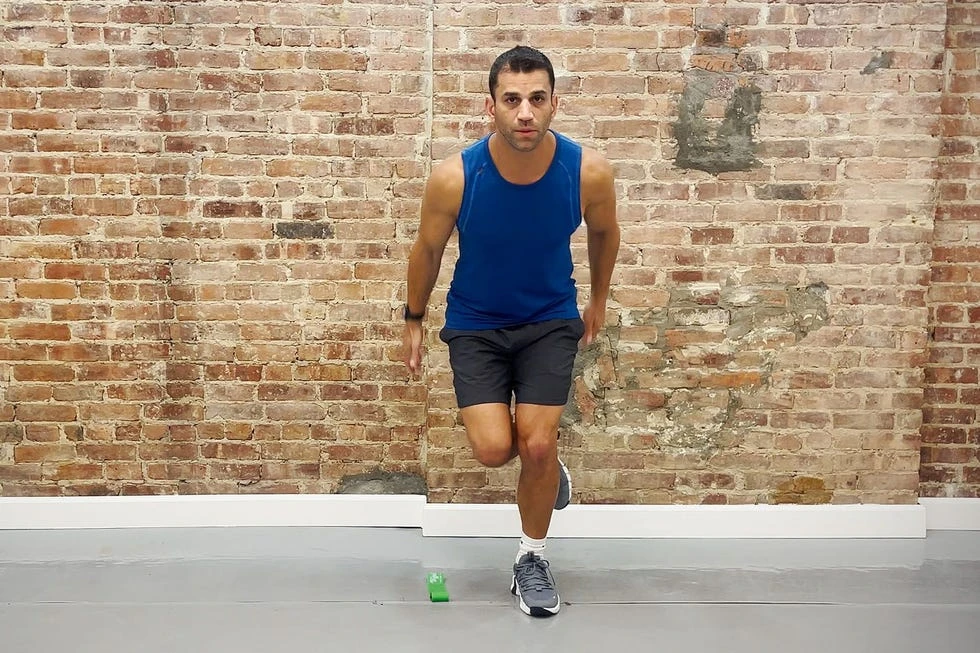 Single Leg Lateral Hop - 8 Bài tập tăng sức mạnh cổ chân được chuyên gia đánh giá tốt nhất Single-Leg Lateral Hop