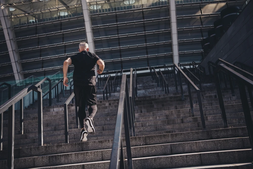 Người đàn ông 52 tuổi đột tử dù sống cực lành mạnh: Bác sĩ vạch trần 3 sai lầm khi chạy bộ chí mạng