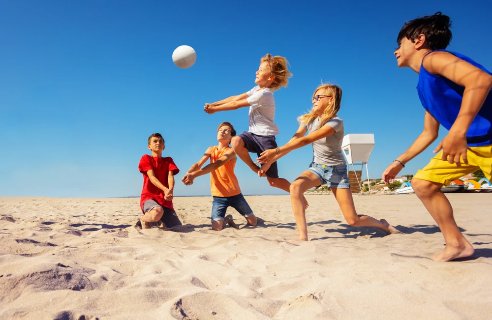 tre em choi bong chuyen - Tăng Chiều Cao Cho Trẻ Em: Đừng Đổ Lỗi Cho Gen, Hãy Tận Dụng 3 "Giai Đoạn Vàng" Tăng Chiều Cao Cho Trẻ Em: Đừng Đổ Lỗi Cho Gen, Hãy Tận Dụng 3 "Giai Đoạn Vàng"