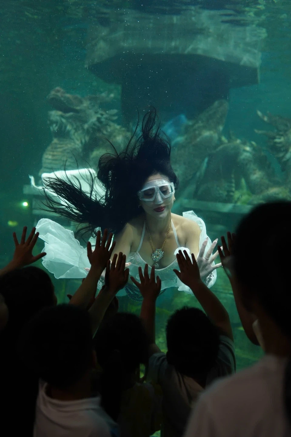 "Nàng tiên cá" chia sẻ bí quyết ăn uống, hít thở và tập luyện để có thân hình chuẩn 