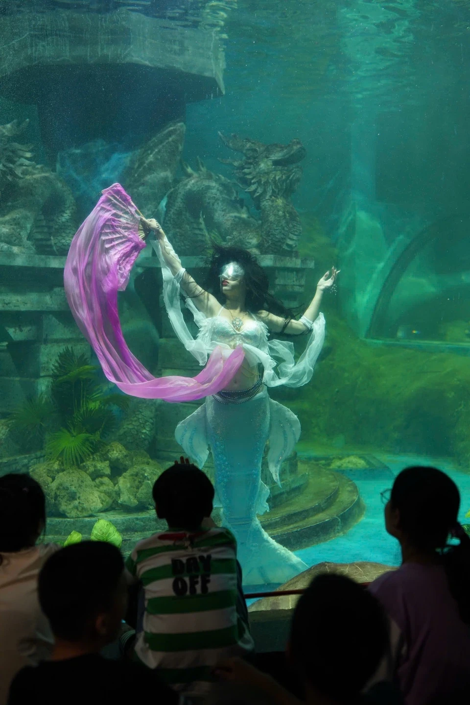 "Nàng tiên cá" chia sẻ bí quyết ăn uống, hít thở và tập luyện để có thân hình chuẩn 